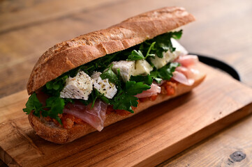 生ハムとミートソース、ルッコラなどのサンドイッチ