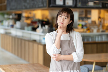 カフェで働く若い女性の店員