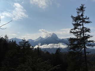 Atmosphärische Aufnahme einer Berglandschaft mit klarer Sicht, natürlichem Licht und markanten...
