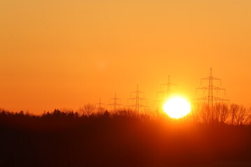Hochspannungsleitung im Sonnenaufgang