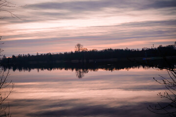 Obraz premium Der morgendliche Spaziergang und eine beeindruckende Kulisse am Stoteler See in Norddeutschland.