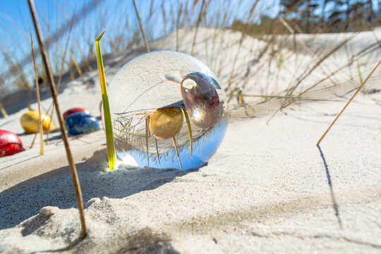 Ostereier im Lensball am Strand in Thiessow auf R&uuml;gen
