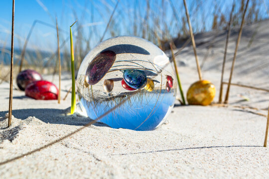 Ostereier im Lensball am Strand in Thiessow auf R&uuml;gen