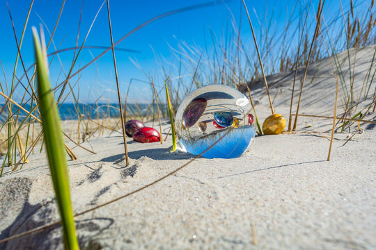 Ostereier im Lensball am Strand in Thiessow auf R&uuml;gen