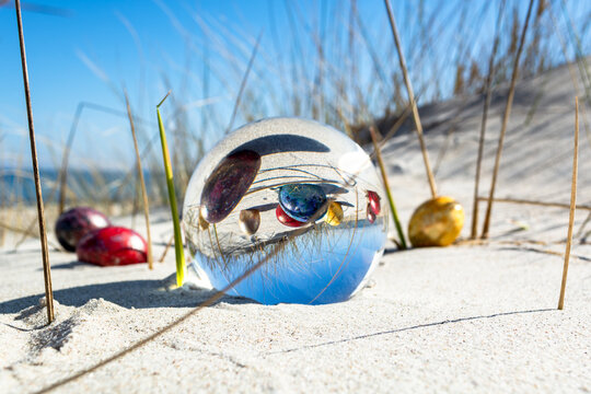 Ostereier im Lensball am Strand in Thiessow auf R&uuml;gen