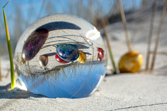 Ostereier im Lensball am Strand in Thiessow auf R&uuml;gen