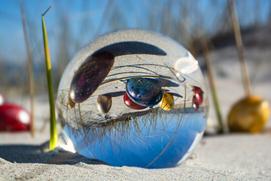 Ostereier im Lensball am Strand in Thiessow auf R&uuml;gen