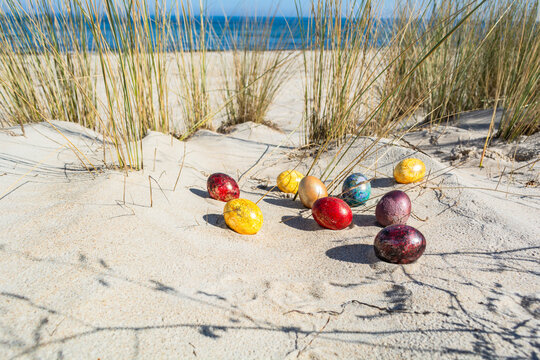 Bunte Ostereier in den D&uuml;nen, am Strand in Thiessow auf R&uuml;gen