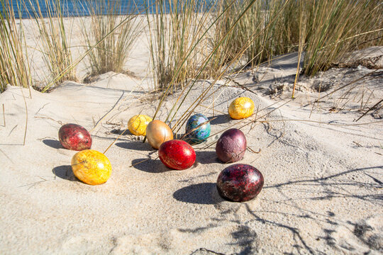 Bunte Ostereier in den D&uuml;nen, am Strand in Thiessow auf R&uuml;gen