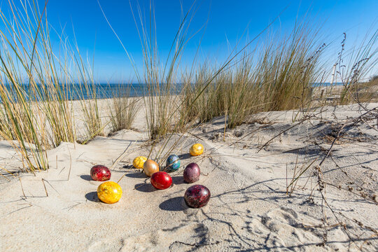 Bunte Ostereier in den D&uuml;nen, am Strand in Thiessow auf R&uuml;gen