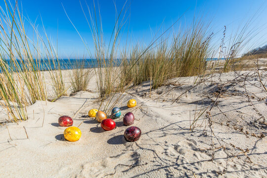 Bunte Ostereier in den D&uuml;nen, am Strand in Thiessow auf R&uuml;gen
