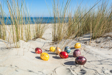 Bunte Ostereier in den Dünen, am Strand in Thiessow auf Rügen