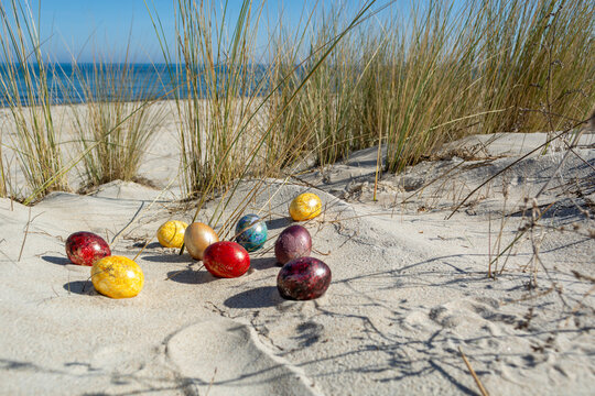 Bunte Ostereier in den D&uuml;nen, am Strand in Thiessow auf R&uuml;gen