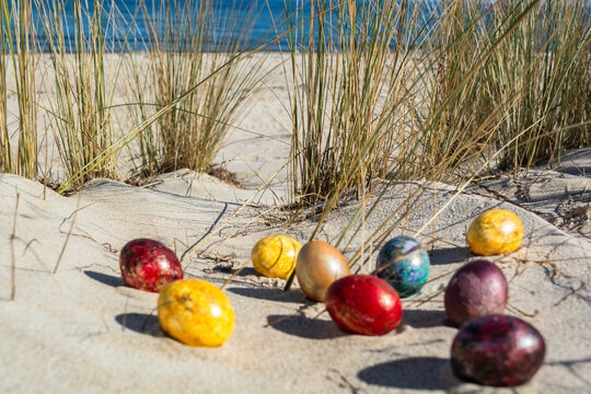 Bunte Ostereier in den D&uuml;nen, am Strand in Thiessow auf R&uuml;gen