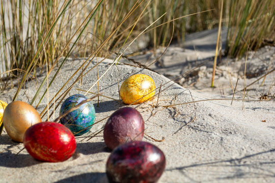 Bunte Ostereier in den D&uuml;nen, am Strand in Thiessow auf R&uuml;gen
