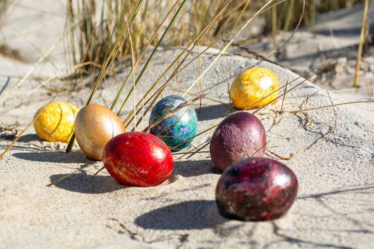 Bunte Ostereier in den D&uuml;nen, am Strand in Thiessow auf R&uuml;gen