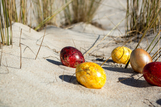 Bunte Ostereier in den D&uuml;nen, am Strand in Thiessow auf R&uuml;gen
