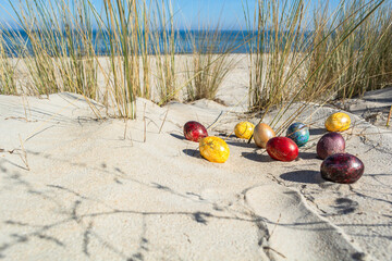 Bunte Ostereier in den Dünen, am Strand in Thiessow auf Rügen