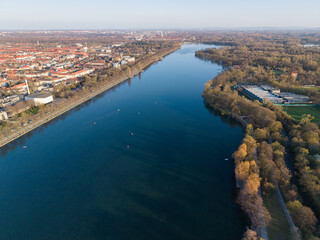 Fototapeta premium A Stunning Aerial View of a Serene River Gracefully Surrounded by an Urban Landscape Hannover Maschsee 