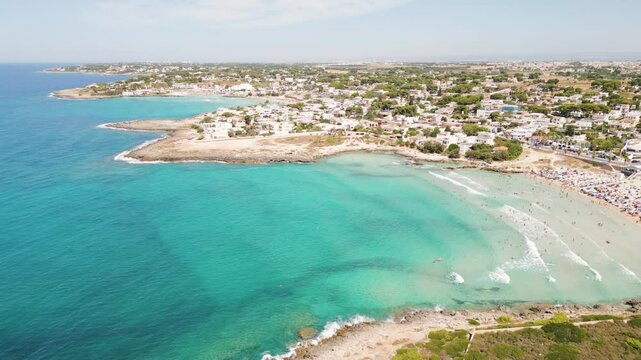 Estate in Salento, vista aerea con drone della spiaggia di Montedarena (Marina di Pulsano) e il mare turchese. Puglia, Pulsano, Taranto, Italy