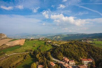 Naklejka premium Experience the breathtaking and stunning aerial view of rolling green hills during autumn