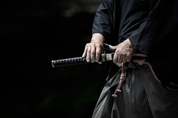 抜刀する侍