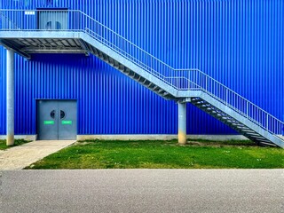 Architecture d’un escalier sur un fond bleu 