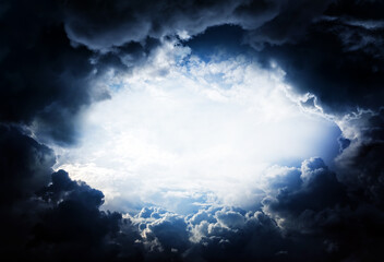 Obraz premium Hole in the Storm Clouds
