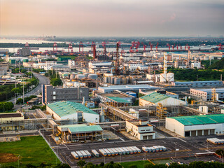 Obraz premium Sprawling industrial park showcasing buildings and infrastructure near the river