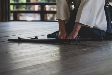 日本刀と正座をする人物