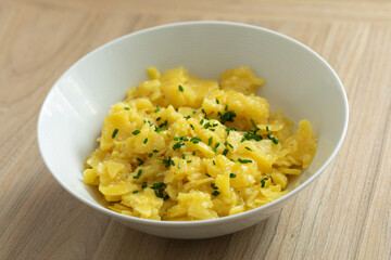 Echter Schwäbischer Kartoffelsalat in einer Schüssel.