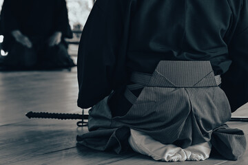 日本刀と正座をする人物