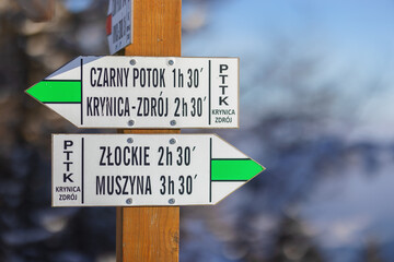 Drogowskaz w Beskidzie Sądeckim. © Jacek