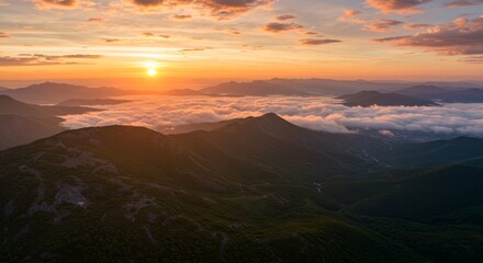 Obraz premium Breathtaking mountain landscape at sunset with clouds 