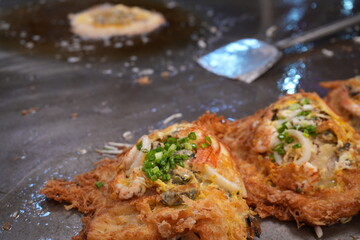 Thai Crepe or Kanom Buang Yuan, Street Food in Bangkok, Thailand - タイ バンコク 屋台 お好み焼き	