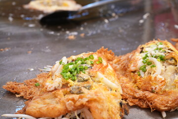 Thai Crepe or Kanom Buang Yuan, Street Food in Bangkok, Thailand - タイ バンコク 屋台 お好み焼き	