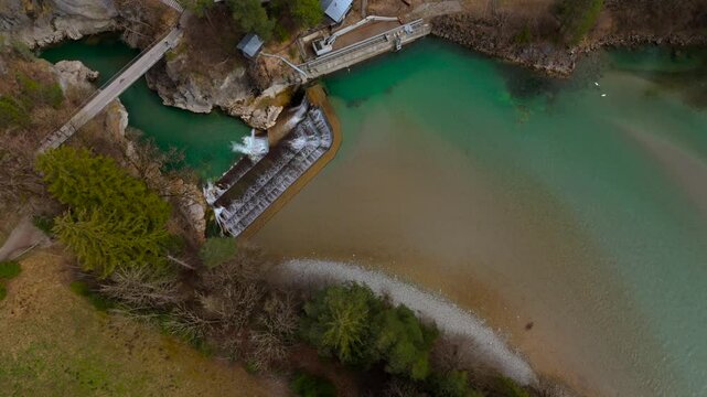 Lechfall ist ein etwa zwolf Meter hohes, in ganzer Breite uberstromtes Stauwehr am Lech am sudlichen Stadtrand von Fussen, Deutschland, Luftaufnahme im Fruehling . Aerial view waterfall Lech Germany. 