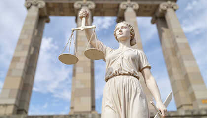 Lady Justice holding scales outside classical columns - символ правосудия  