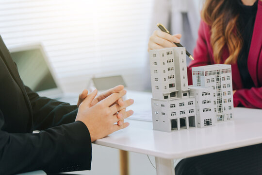 The house and condo sales representatives provide advice and explanations and sign sales or lease contracts according to mutual agreements at the office. Real estate business concept