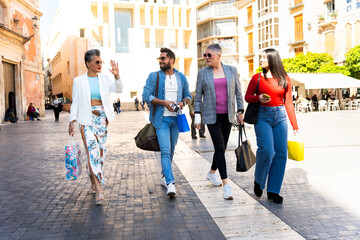 Obraz premium Tourists walking and shopping in city center