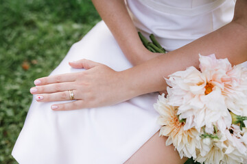 bride holding bouquet