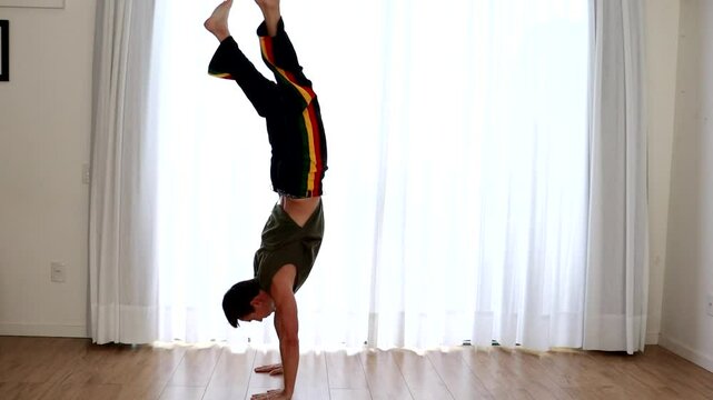 homem de ponta cabe&ccedil;a em exercicio de capoeira 