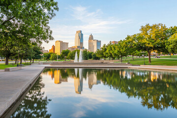 Obraz premium Omaha skyline reflecting in Gene Leahy Mall water feature at blue hour