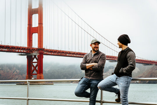 Chicos platicando en san francisco california con el golden gate bridge de fondo