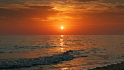 Obraz premium Sunset over sea with vibrant colors