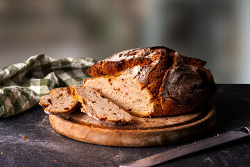Leckeres, angeschnittenes Brot auf einem Holzbrett