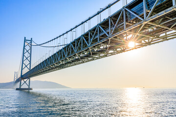 春の舞子公園から見た明石海峡大橋と夕日　兵庫県神戸市　Akashi Kaikyo Bridge and sunset seen from Maiko Park in spring. Hyogo Pref, Kobe City.