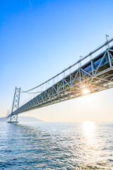 春の舞子公園から見た明石海峡大橋と夕日　兵庫県神戸市　Akashi Kaikyo...