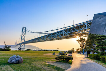 春の舞子公園から見た明石海峡大橋と夕日　兵庫県神戸市　Akashi Kaikyo...