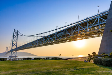 春の舞子公園から見た明石海峡大橋と夕日　兵庫県神戸市　Akashi Kaikyo...